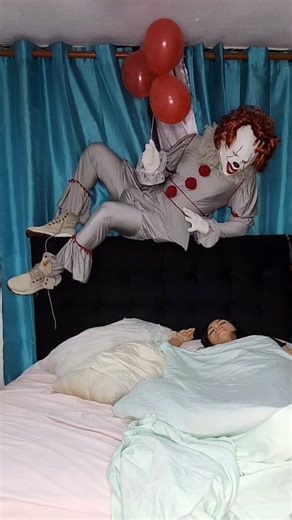 Pennywise at the wrong house 🤡🤣 #movies #humor #it #movieshorts #WelcomeToDerry | Emmanuel Cerda