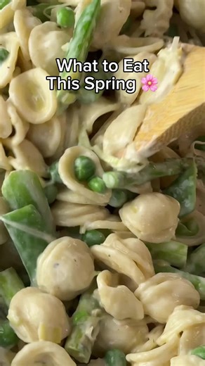 As spring approaches, it’s the perfect time to bring the season’s best into your kitchen. 🌸 These recipes, featuring seasonal produce, colors, and flavors, are a delicious way to welcome the change of season. ✨ Watch the video to check out all the recipes! Creamy Pasta Primavera 🥣 🌱 Spring Minestrone Soup with Ditalini 🥬🍲 Pesto Steak, Asparagus, and Potato Skillet 🥩🥔 Slow Cooker Spring Green Risotto 🍚🌿 Crispy Pork Chops with Spring Salad 🥗🍖 Spring Chicken Stew with Leeks 🍗🥕 Creamy C