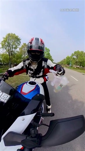 寻思这哥们是把我当垃圾桶了啊？ #女骑#机车#暴力摩托
