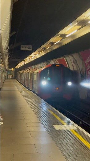 Watching the Train Arrive at Tottenham Hale Tube Station #LondonUnderground #TrainSpotting