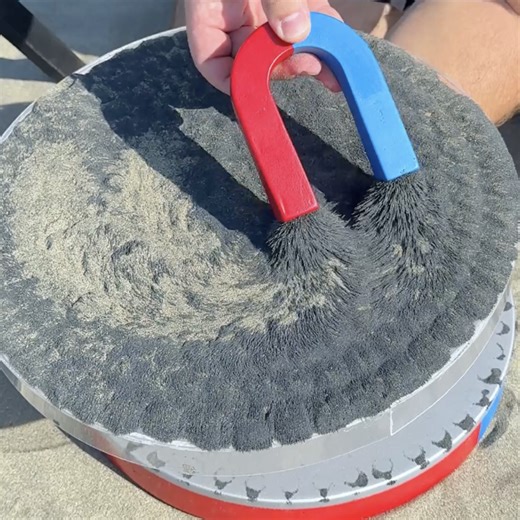 Meteorite dust on the beach. | 5-Minute Crafts Men