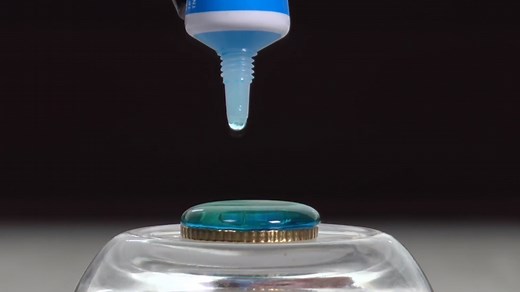 Tensión superficial del agua sobre una moneda