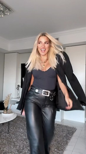 AILÉN BECHARA on Instagram: "Dos ideas de looks para hoy a la noche con body hechizo!🪄 @bebrand.ab Cuál les gusta más?! 🖤 . . #outfit #inspo #look #lookoftheday"