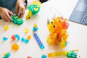 Formar a los más pequeños en programación y robótica es prioridad en Sony: juegos de construcción a ritmo de código