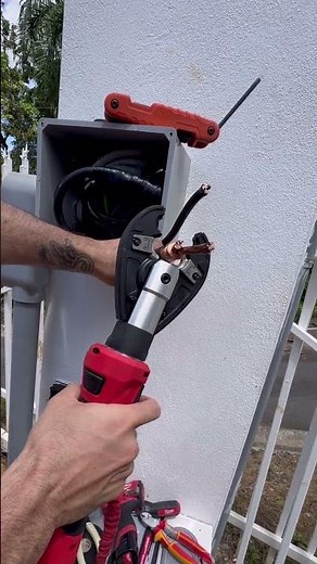 M18™ FORCE LOGIC™ 6T Linear Utility Crimper | 2978 Video Credit: @irizarryshandymansvcs