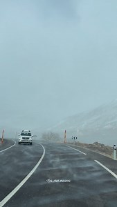Únete a nuestro viaje de 3 días al desierto desde Marrakech pasando por las Montañas del Alto Atlas ⛰️🏜️🐪 **Día 1:** Salida de Marrakech por la mañana rumbo a las Montañas del Atlas, disfrutando de vistas panorámicas. Llegada a Ouarzazate para almorzar y explorar la ciudad, incluida la famosa kasbah de Aït Benhaddou. Continuación hacia el pueblo desértico de Merzouga. **Día 2:** Comienza una ruta en camello por las dunas de Erg Chebbi, viviendo de cerca el paisaje del desierto. Disfruta de una