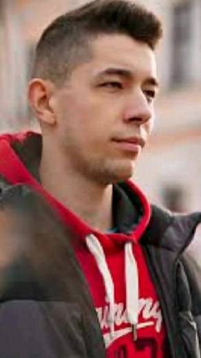 Dynamic Visual Effects in Outdoor Fashion Photography