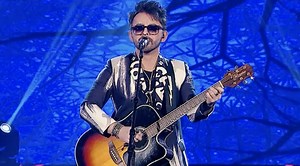 Beto Cuevas llegó al escenario de "El Retador" de la mano de Víctor Cuevas