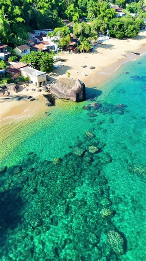 ✨ Tem sonhos que a gente não explica… só vive. 🌊☀️ Água cristalina, mente leve e a sensação de estar exatamente onde deveria estar. 🇧🇷💭 ✨ Some dreams are too beautiful to explain… you just live them. 🌊☀️ Crystal clear water, peaceful mind, and the feeling of being exactly where you’re supposed to be. 🌎💭 #IlhaGrande #PraiaParadisiaca #Brazil #Paradise #TravelDrea