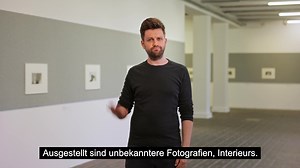 Join our Public tour with German Sign Language through ‚Hervé Guibert – This and More‘ 👋 16 July 2023, 2pm With art historian Anjouna Novak On selected dates, experienced art educators guide visitors through the current exhibitions at KW in German Sign Language (DGS) and simultaneously in German spoken language. The solo exhibition by the late French artist, writer, and activist Hervé Guibert (b. 1955, FR, d. 1991, FR) focuses on photographs of interiors, inanimate objects, and empty rooms. The