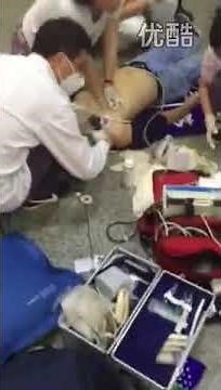 women perform cpr at the mall