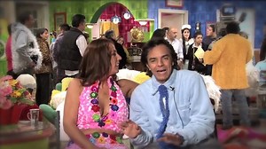 Detrás de cámaras, Derbez nos confieza que Regina Blandón nunca se aguantaba la risa... ¡Y eso que se fue a NY a estudiar actuación para ser más pro! Ay Bibi, ¿Por qué no eres una niña normal? Jajaja! | Distrito Comedia