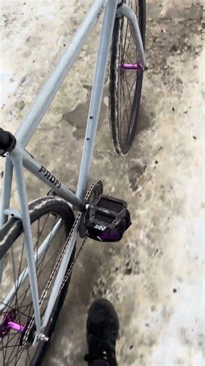 Бо то велосипед не на 45 передач де першу включив і 85 разів/метр крутнув😅