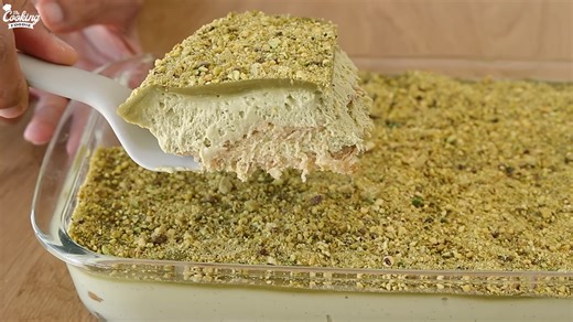 What makes this layered pistachio dessert so easy to love
