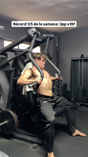 Alex Barrio - Entrenador on Instagram: "Última semana del ciclo de push up de mi fase de construcción. La fatiga se sintió mucho más alta pero igual se sacaron buenos levantamientos. Hacer PRs no solo debería ser cosa de básicos. Perseguir los números en ejercicios en máquina y poleas desbloqueará tu verdadero potencial 👉🏼 Press convergente en máquina: 3ppx10f 👉🏼 Prensa 45º: 7ppx5 👉🏼 Press con baja inclinación en multipower: 90x10 👉🏼 Press de tríceps en máquina: 95x5 👉🏼 Xtreme row: 2,7