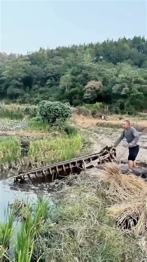 Old Wooden Water Pump in Action, Witnessing Traditional Agricultural Wisdom!