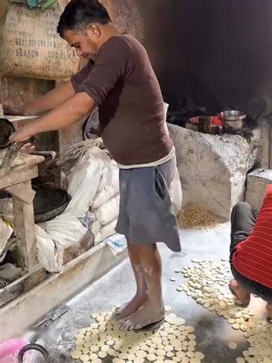 Visitamos una fábrica de dulces de pies en la India #comidadelaindia #streetfoodindia #comidaindia #indianfood #streetfood