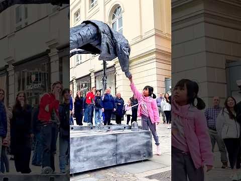 Who said Statues are not shaking hands 🤝. #performer #livingstatue #floating #levitating