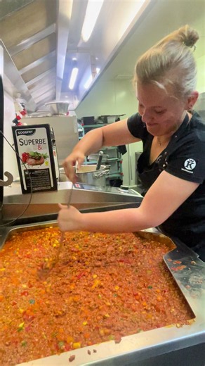 Onze heerlijke spaghettisaus! Gemaakt met het lekkerste gehakt, veel groentjes en heeeeelllll veeeelllll liefde 🥰#fy #foodlovers #spaghettirecipe #madewithlove😍😍😍 #brugge