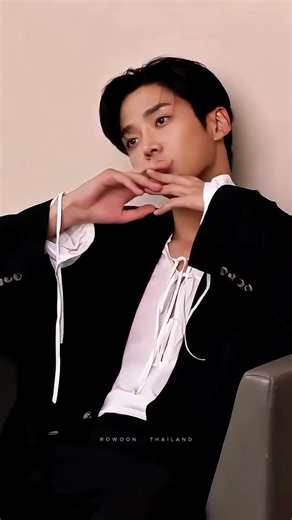 ROWOON THAILAND 🇹🇭 on Instagram: "ROWOON of THE DAY 🖤This is what professionalism looks like 👍🏻 #로운 #ROWOON #ロウン #โรอุน"