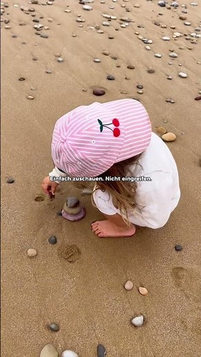 Kleinkind am Strand beschäftigen — ohne Spielzeug (Montessori)