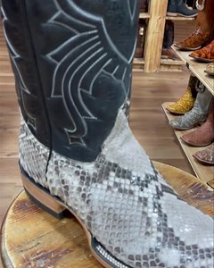 💯Python Front Cut Skin Boots in Color Natural👢 Comment your size for quote✍🏼 Nationwide Shipping Available📦 Please call or stop by for further assistance🤠 👢La Hacienda Boot Co.👢 2429 Telephone Rd Houston, Texas 77023 ☎️ 713-514-9939/📱346-510-8311 #lahaciendabootco #custommade #handmade #boot #botas #explorepage | La Hacienda Boot Co.