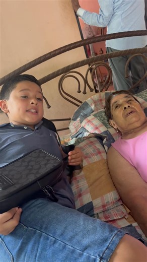 495K views · 20K reactions | Aquí vine a visitar a mi bisabuelita a alegrarle un poco la mañana, pero lo que ella no sabe es que ella es la que alegra la mía ❤️ | Angel Daniel Molina | Facebook