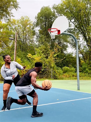 Stay active with the ball. Couple enjoying basketball workout🏀🔥 #fathertime #powercouple #fitmom #fitdad #basketballovers ove
