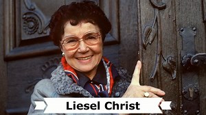 Heute ist der 26. Todestag der Frankfurter Volksschauspielerin † Liesel Christ (* 16. April 1919 in Frankfurt am Main; † 15. August 1996 ebenda). Deutschlandweit bekannt wurde die Schauspielerin Liesel Christ ab 1960 durch ihre Rolle als „Mamma Hesselbach“ in Hessens bis heute bekanntester Fernsehserie „Die Firma Hesselbach“ bzw. ab Folge 25 „Die Familie Hesselbach“, die ihr damaliger Kabarett-Partner Wolf Schmidt erfunden hatte. Er verkörperte auch die Rolle des „Babba“. Liesel Christ kreierte 