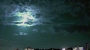 Dazzling meteorite lights up the night sky
