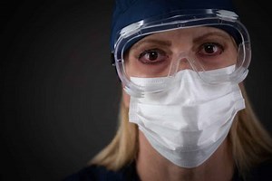 Une infirmière parodie la chanson « Balance ton quoi » et crée un hymne pour ceux qui luttent contre le coronavirus