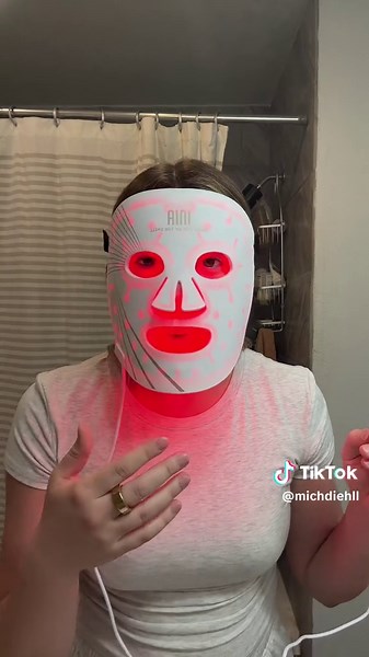 Replying to @shelbie⛰ explaining how my LED mask works — it goes through red light, blue light, green light, and pink light (have it 🔗 on this video) #ledtherapymask #ledtherapy #redlighttherapy #skincaretips #skincareroutinetips #skincareroutine