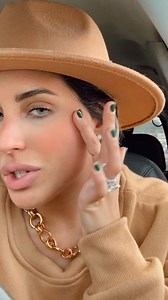 Hey Guys 👋🏼, Por aquí mi rutina de menos de dos minutos cuando ando con una súper prisa. Mi rutina incluye trabajar un “overall” healthier look, es súper sencilla así que puedes añadir o incluir uno que otro paso de ser necesario. Por ejemplo, yo TENGO que ponerme concealer porque tengo ojeras bien marcadas pero no puede faltar el “blush” ya que siento que me hace ver más saludable, alegre y “awake”. Mi favorito es Cranberry Crush de No7, disponible en Walgreens y está en oferta compra uno y o