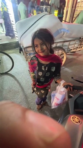 ফুল বিক্রেতা জানে না সে নিজেও একটা ফুল