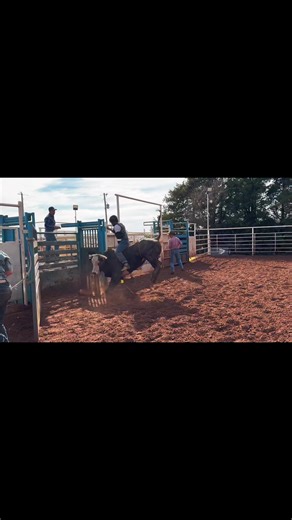 Can’t get comfortable 😤 @outlawgloves