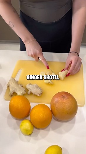 Tomáš - Fitness | Výživa | Hubnutí on Instagram: "Tohle mě vždycky postaví na nohy🤞🏻 Nyní je to naprosto ideální, protože přichází zima… …a většina lidí začíná být nemocná🤧 My si z přítelkyní děláme pravidelně takhle na podzim, abychom měli jistotu, že budeme v pohodě… Co na to potřebuješ👇🏻 1. Zázvor 2. Pomeranč 3. Citrón 4. Grep 5. Kurkumu A když to na tebe bude moc silné, můžeš si tam přidat med😜 Doporučuji si dát přes noc do lednice, protože se tam hezky vstřebá ten zázvor a je to potom