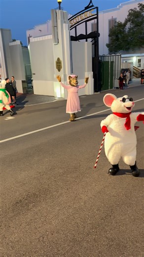 I really enjoy Universal’s Holiday Parade! 🎄 | Magic City Mayhem