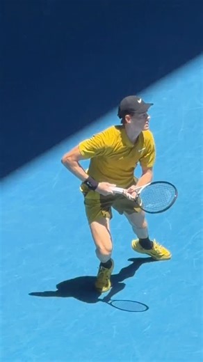 The Australian Open doesn’t just test tennis. It tests survival, especially under Melbourne’s brutal heat where bodies give in long before belief does. Jannik Sinner felt it all against Eliot Spizzirri, losing the first set, battling fatigue and cramping and staring down a dangerous moment as the heat stress peaked and the Rod Laver Arena roof finally closed. What followed was not a flick of a switch but a slow reclaiming of control. Cooler air, steadier legs and a champion resetting point by po