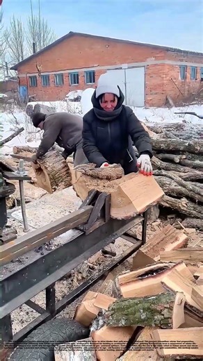 Splitting Logs with Grit: How Manual - Powered Machines Simplify Firewood Prep
