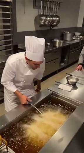 Chef Put His Head In Boiling Oil🤯 Unbelievable Kitchen Challenge #cooking #foodie #kitchen