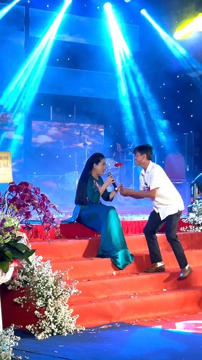 Anh Thơ đnag hát thì fan lên tặng hoa #anhtho #casianhtho | Anh Thơ