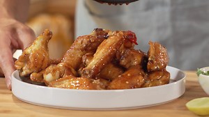 37K views · 583 reactions | Oggi Chef Max Mariola ci prepara le gustosissime alette di pollo thai, fritte e glassate | Gamberorosso.tv | Facebook