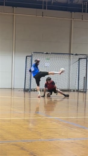 Daniel Cappellaro on Instagram: "Camisa 10 🔟⚽️ . . . #futsal #futsalskills #camisa10"