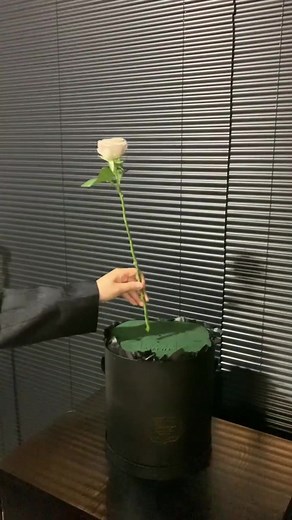 bouquet box arrangement 💐 #florist #flowerarrangement #floraldesign #flowergiftbox #diyflowers #bouquetbox | FloralSupplies.com