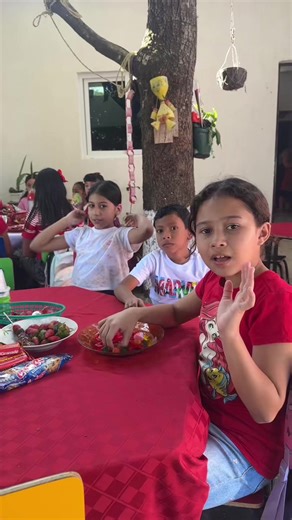 Así celebramos Valentine’s Day en English4you 💌✨ Nuestros estudiantes aprendieron vocabulario sobre el amor y la amistad mientras compartían tarjetas, sonrisas y actividades en inglés. 💖📚 Porque en English4you no solo enseñamos inglés… ¡creamos recuerdos inolvidables! 🌎💬 #ValentinesDay #English4you #AprenderInglésEsDivertido