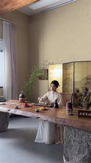 A solid wood tea table—turning everyday life into poetry and distant horizons. #SolidWoodFurniture #TeaLifeAesthetics #ZenLiving #SlowLifeStyle #TimelessDesign