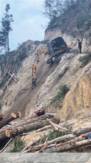 With the boom extended and touching the ground, the excavator slid steadily down the steep slope!