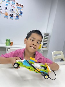 Todos los sábados Lucas recibe clases extracurriculares de legos con programación básica. El carrito de legos lo armó él, y la programación para que avance que está en la pantalla que yo le doy "inciar" también lo hizo él. Lo bonito de esto es que mientras él se divierte va desarrollando destrezas, como por ejemplo, es muy bueno para armar cosas y sobretodo ver instrucciones con imágenes. | Chapina en China