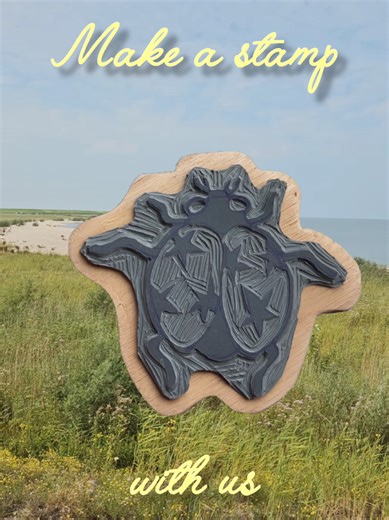 LADYBUG STAMP ✨️🍀🐞✨️ We loved to work on this cute ladybug stamp for our son and had so much fun together in the process. It felt like a little date day. You can make one with a friend, your partner or as a creative date with yourself. Cutting the lino is really relaxing and you could do it while listening to music or an audio book. How perfect! ✨️ #diy #linocut #stamp #printmaking #artprint