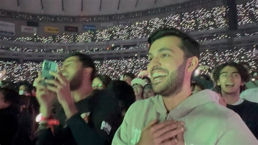 先日、レディガガのコンサートに行きました。 たまたま横に居合わせた人が、今日が誕生日だとメッセージを送っていて、それに気づいたガガが、その人の為に誕生日ソングを歌ってくれました。 めっち感激している姿を見て、私ももらい泣きしてしまいました。 感動頂きました。❤️ 有難うございます。 この動画が、歌ってもらった彼に届いたらいいなあ Went to a Lady Gaga concert yesterday. The person next to me told Gaga it was his birthday, and she surprised him by singing a birthday song just for him. Seeing how moved he was made me tear up too. Such a beautiful, unexpected moment. ❤️ I really hope this video reaches the guy she sang for. Thank you, Gaga. https://youtu.be/9Su9t